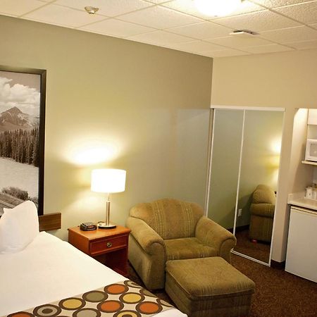 Super 8 By Wyndham Cochrane Hotel Bagian luar foto