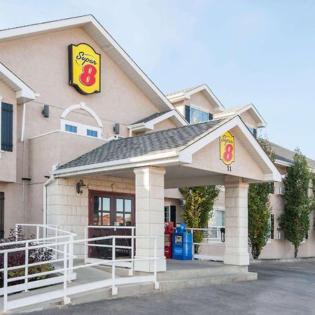 Super 8 By Wyndham Cochrane Hotel Bagian luar foto
