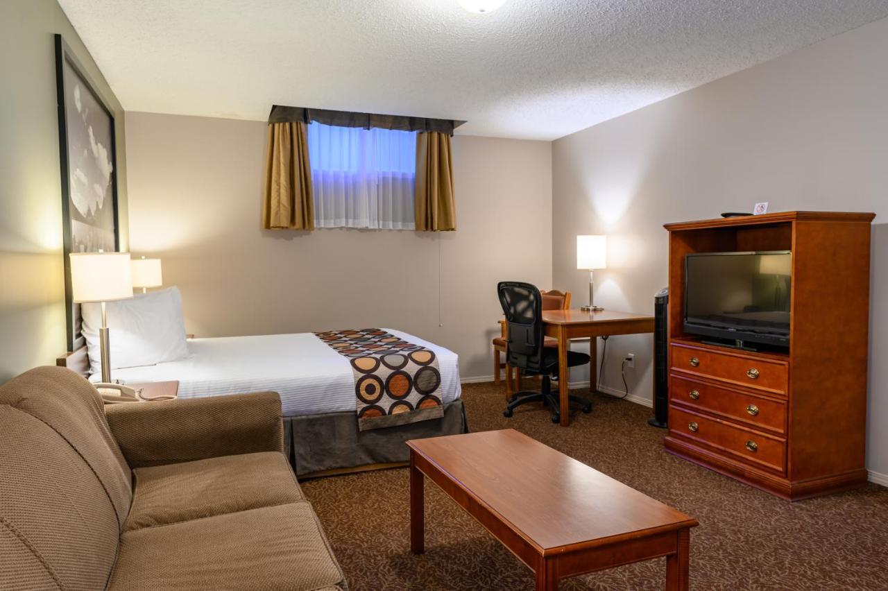 Super 8 By Wyndham Cochrane Hotel Bagian luar foto