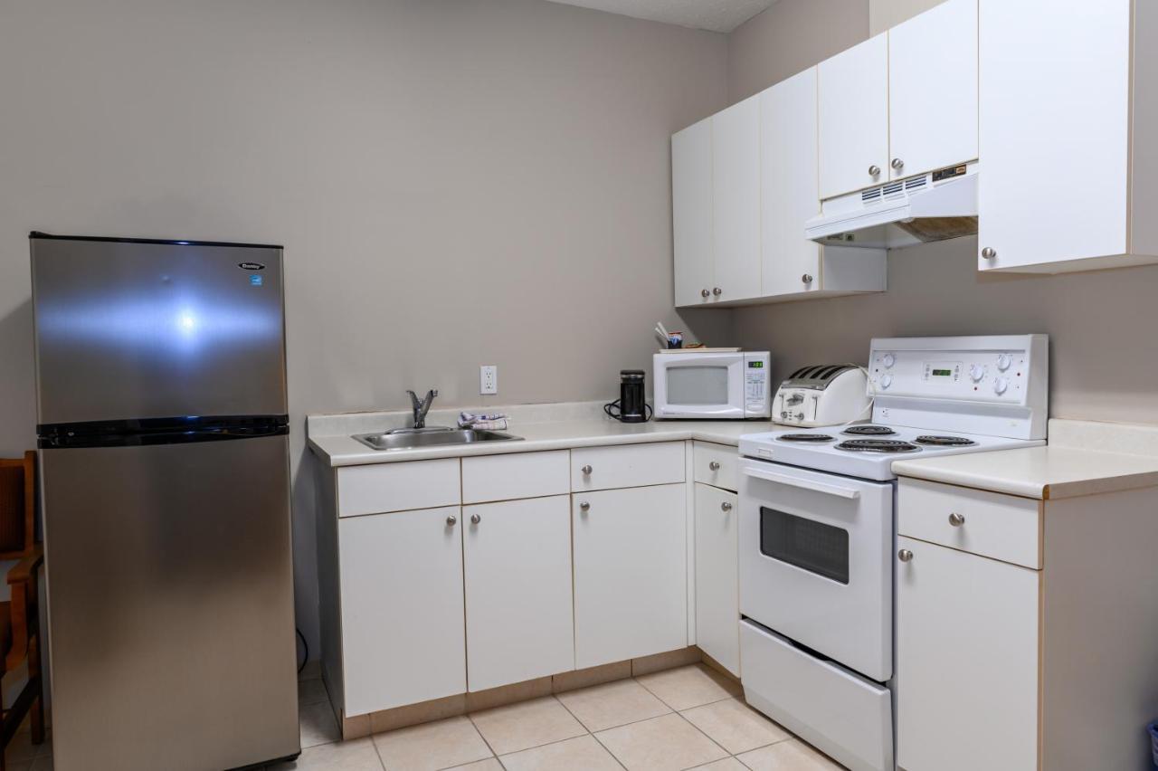 Super 8 By Wyndham Cochrane Hotel Bagian luar foto