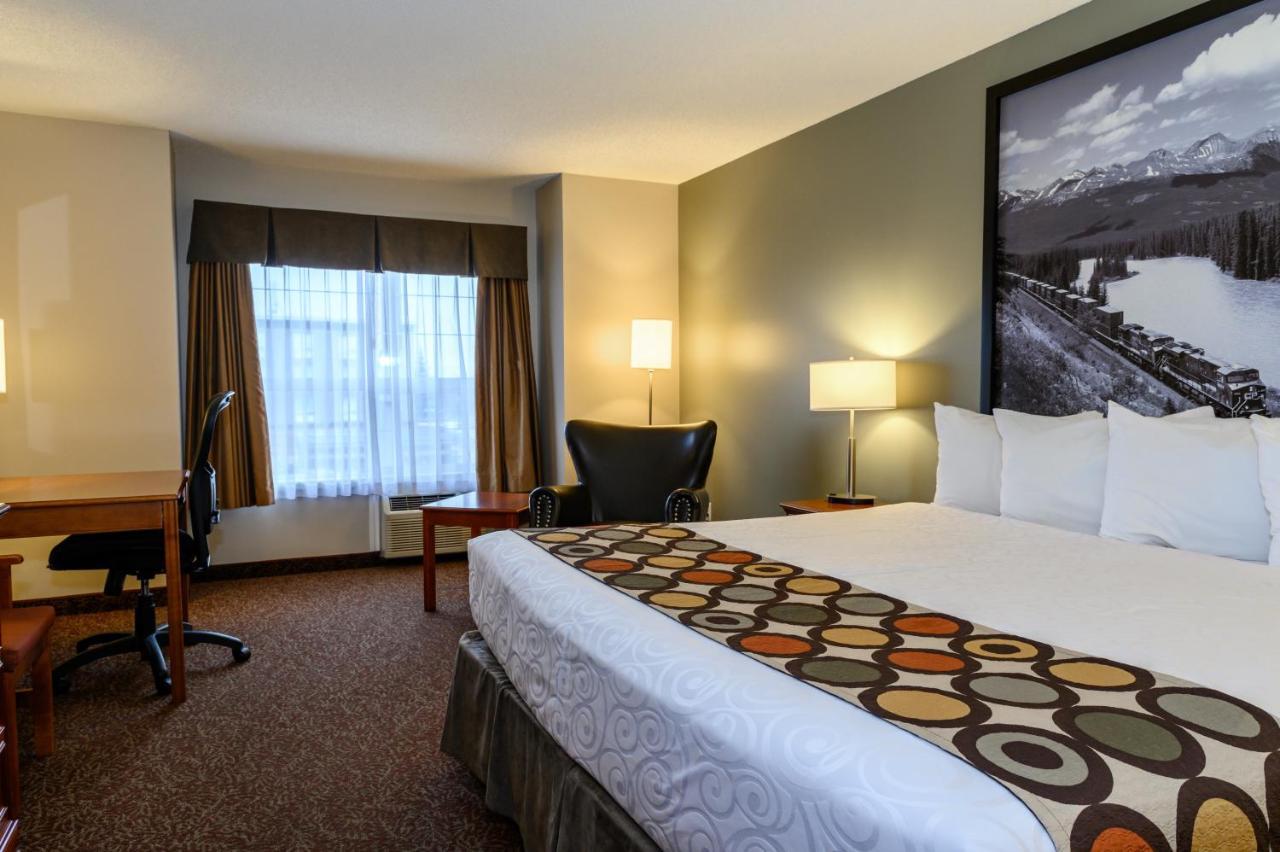 Super 8 By Wyndham Cochrane Hotel Bagian luar foto