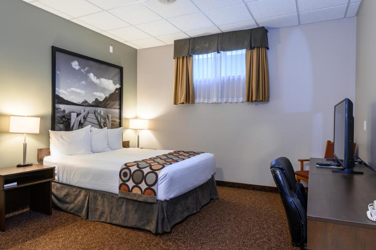 Super 8 By Wyndham Cochrane Hotel Bagian luar foto