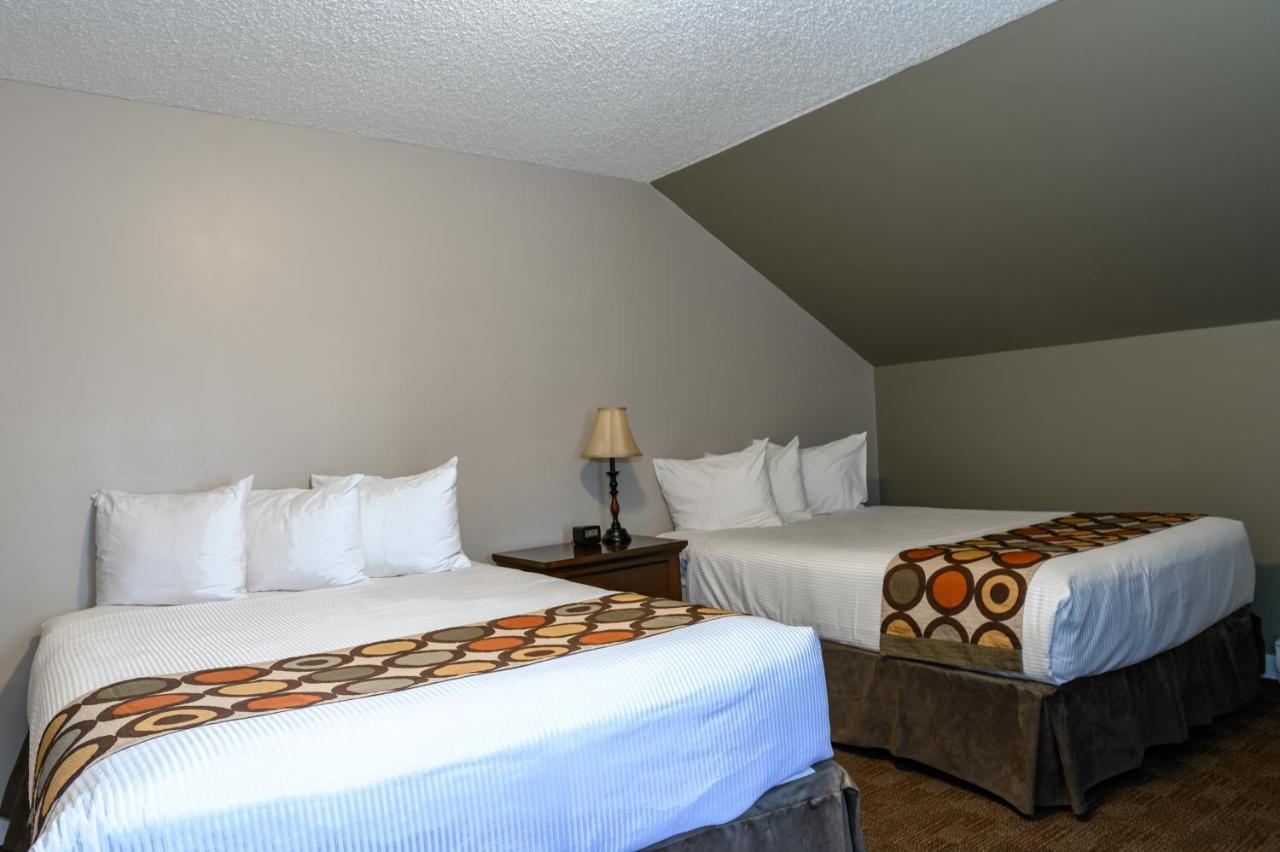 Super 8 By Wyndham Cochrane Hotel Bagian luar foto