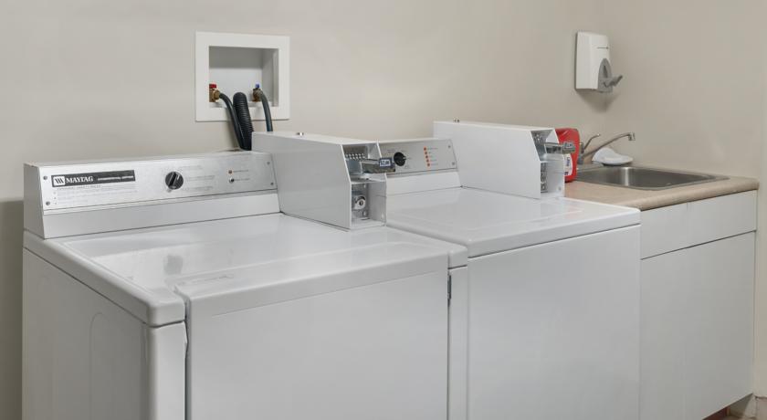 Super 8 By Wyndham Cochrane Hotel Bagian luar foto