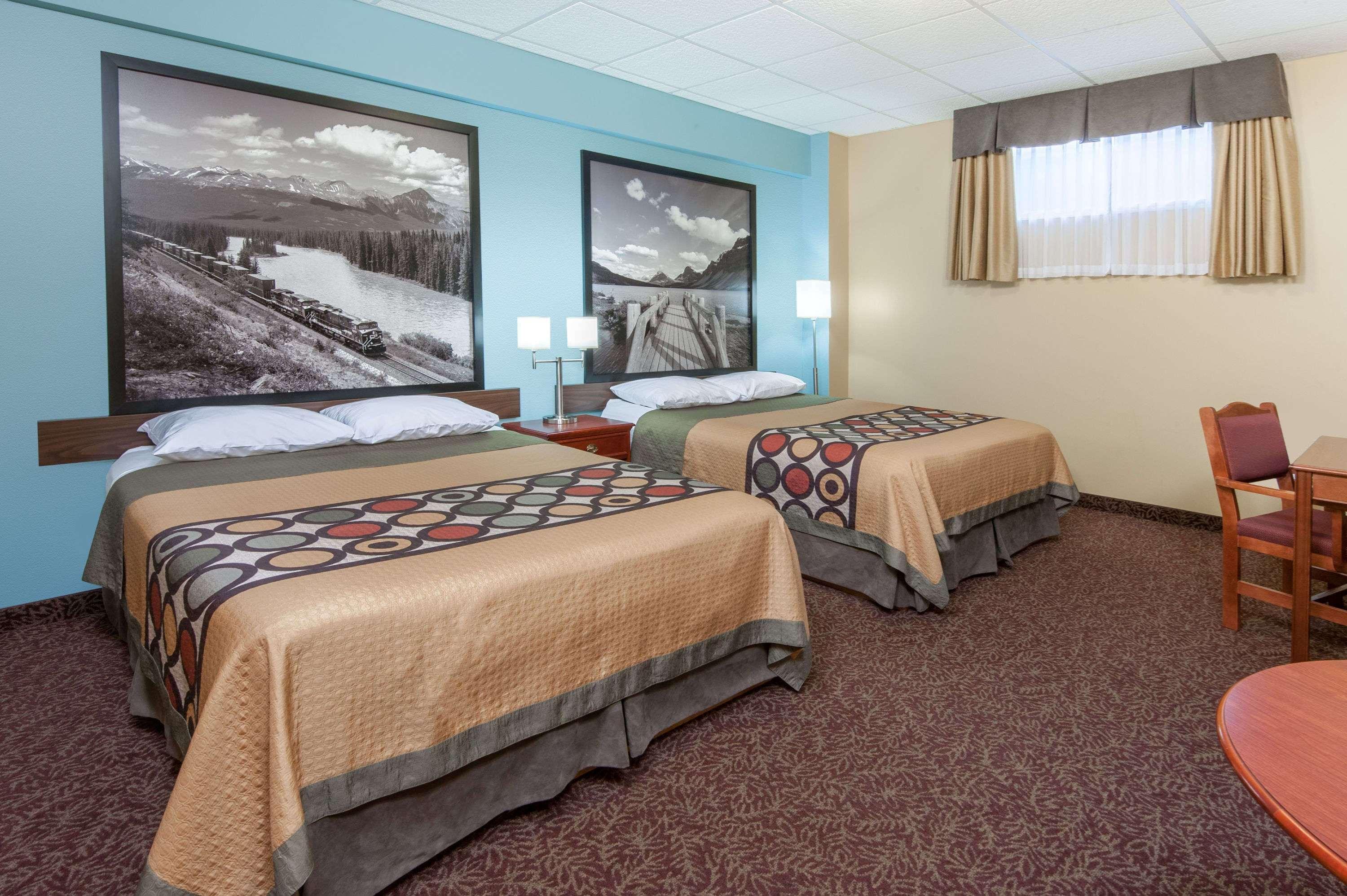 Super 8 By Wyndham Cochrane Hotel Bagian luar foto