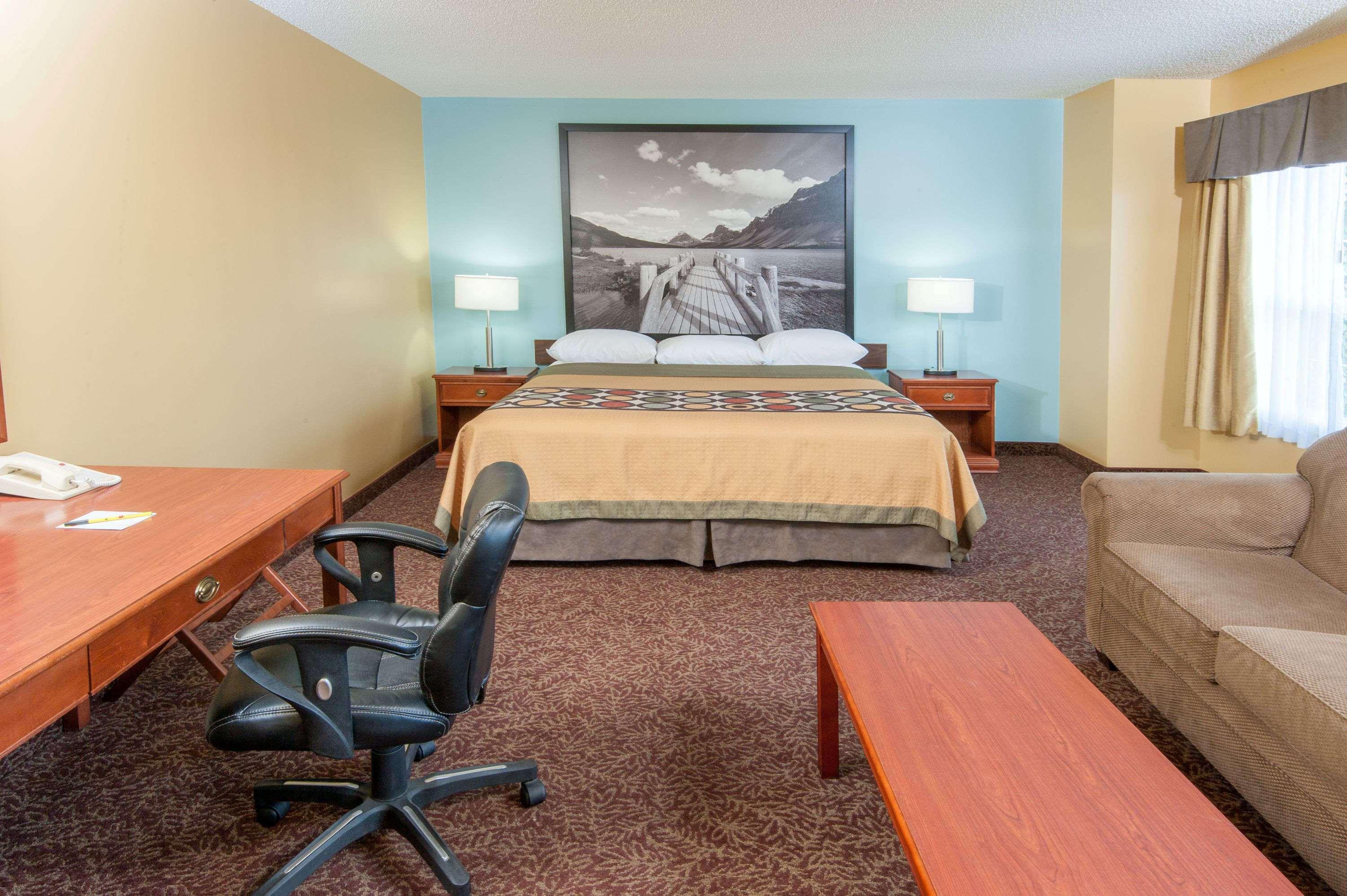 Super 8 By Wyndham Cochrane Hotel Bagian luar foto