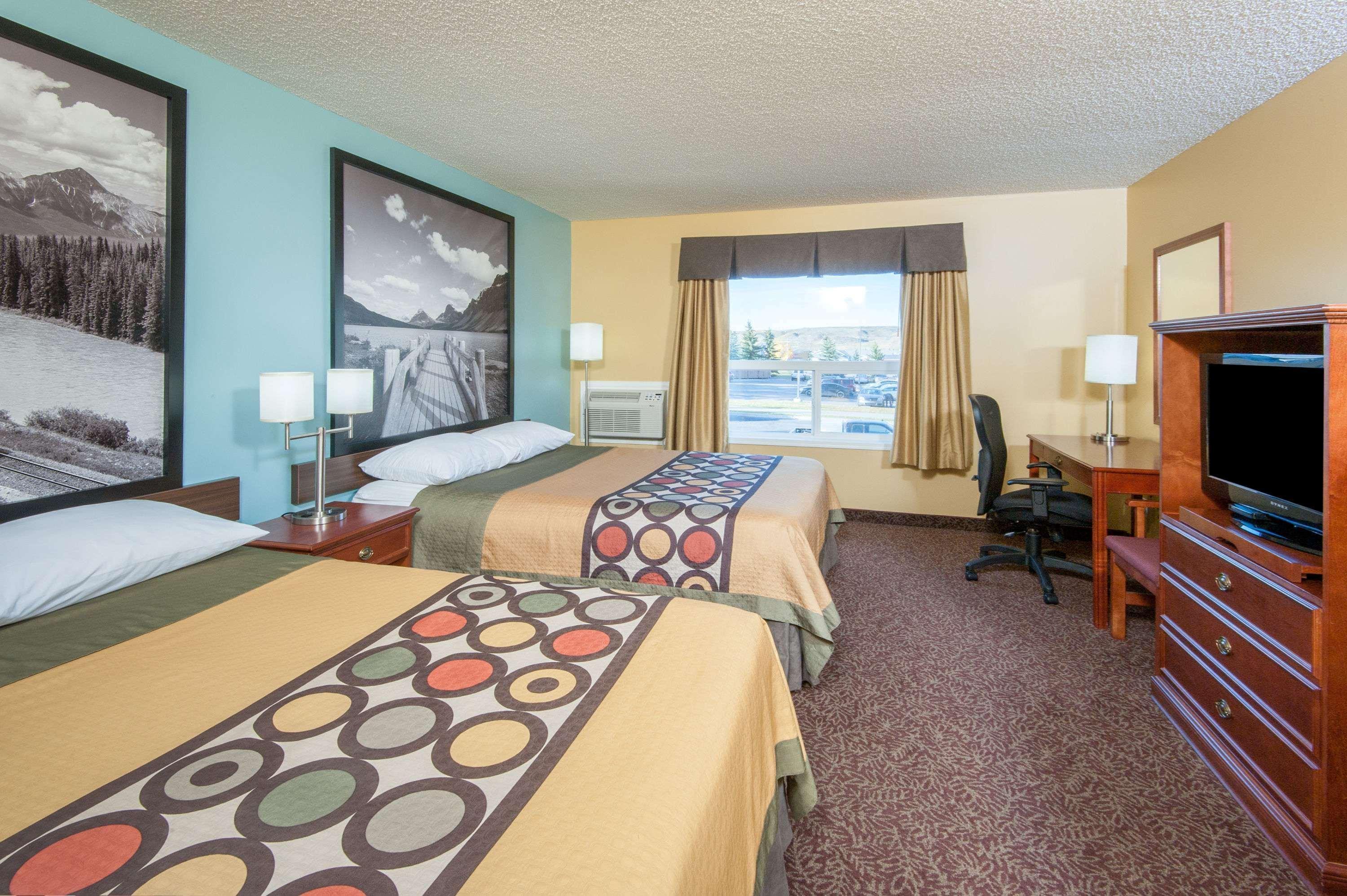 Super 8 By Wyndham Cochrane Hotel Bagian luar foto