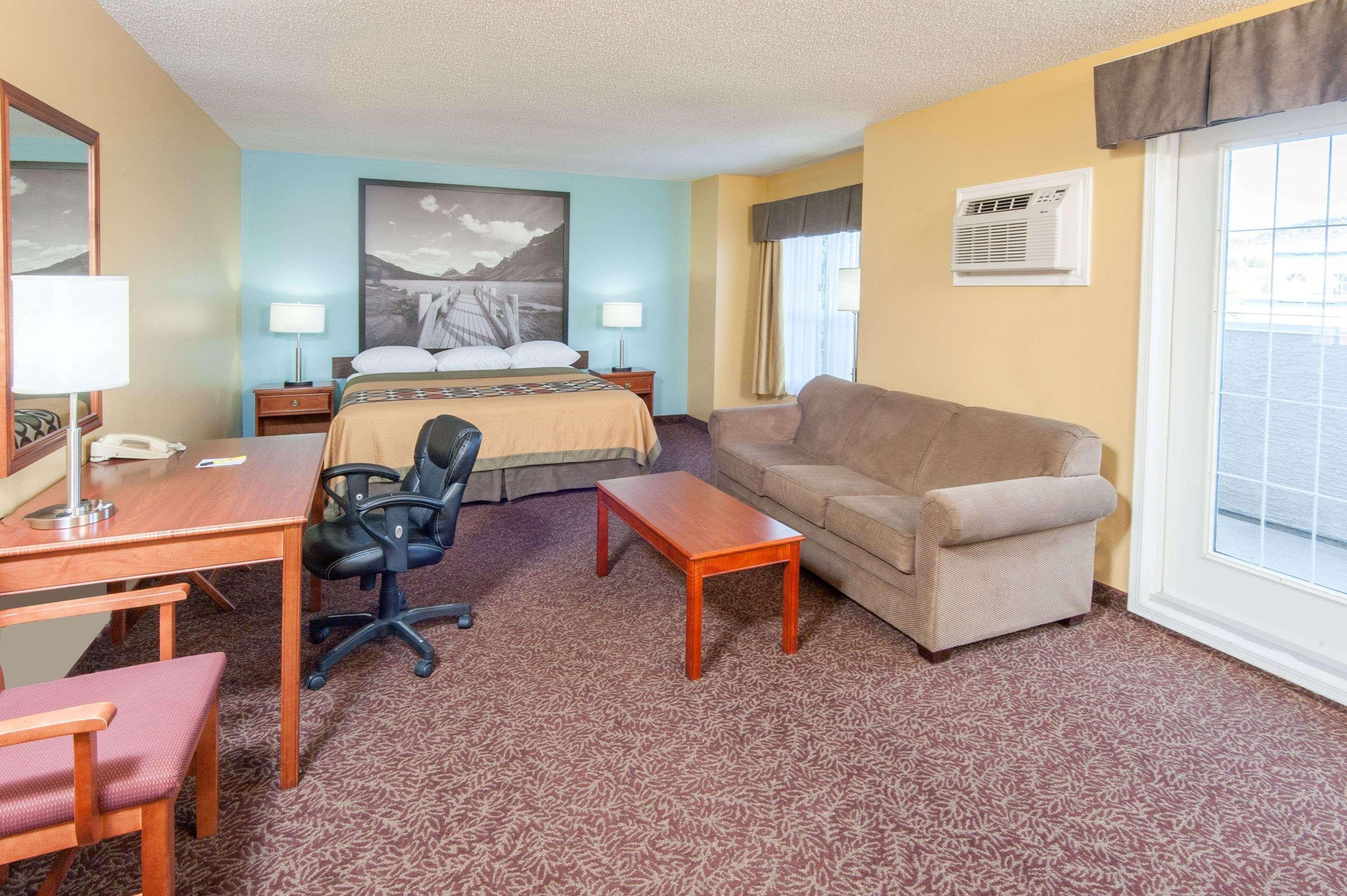 Super 8 By Wyndham Cochrane Hotel Bagian luar foto