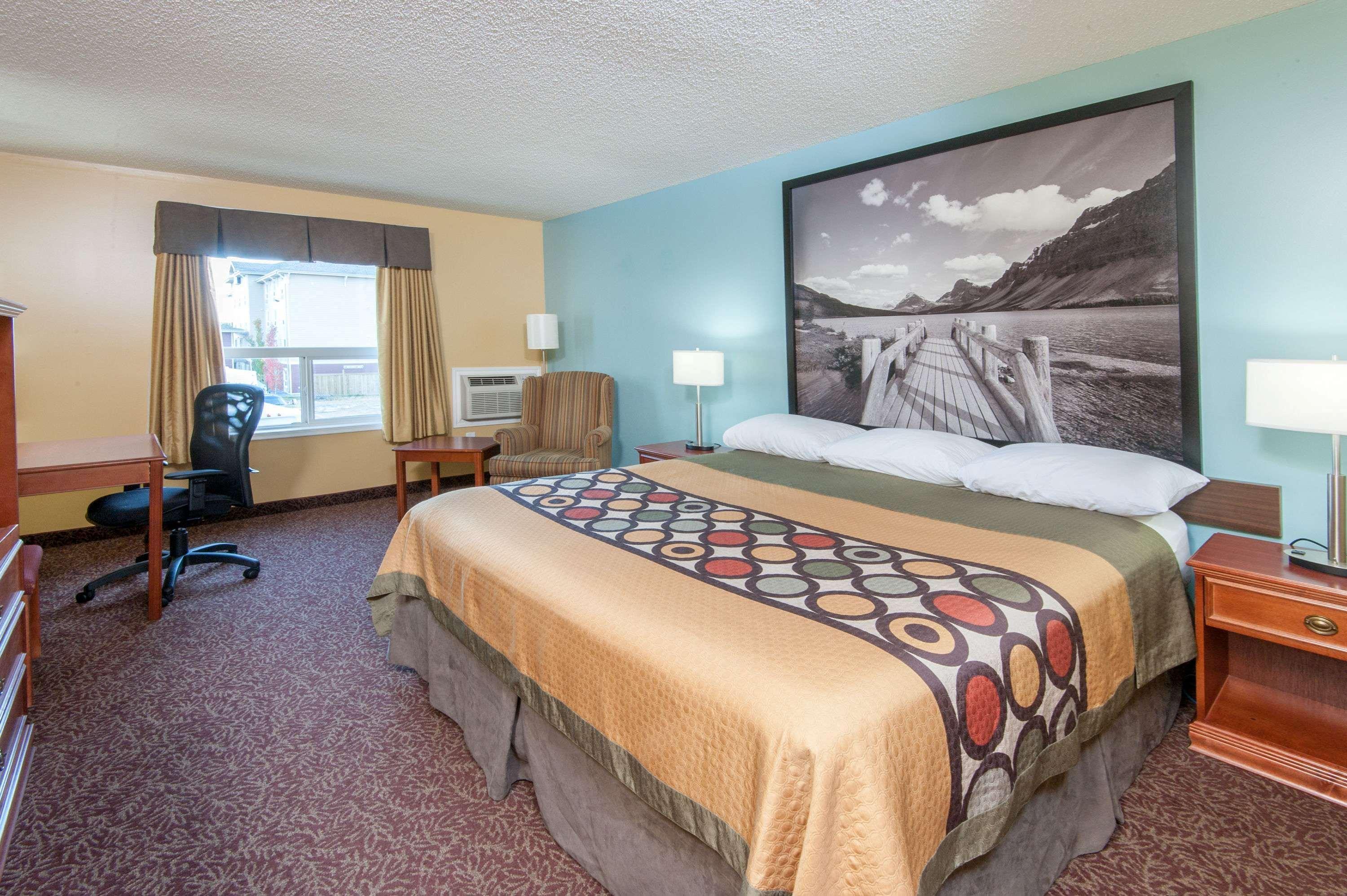 Super 8 By Wyndham Cochrane Hotel Bagian luar foto