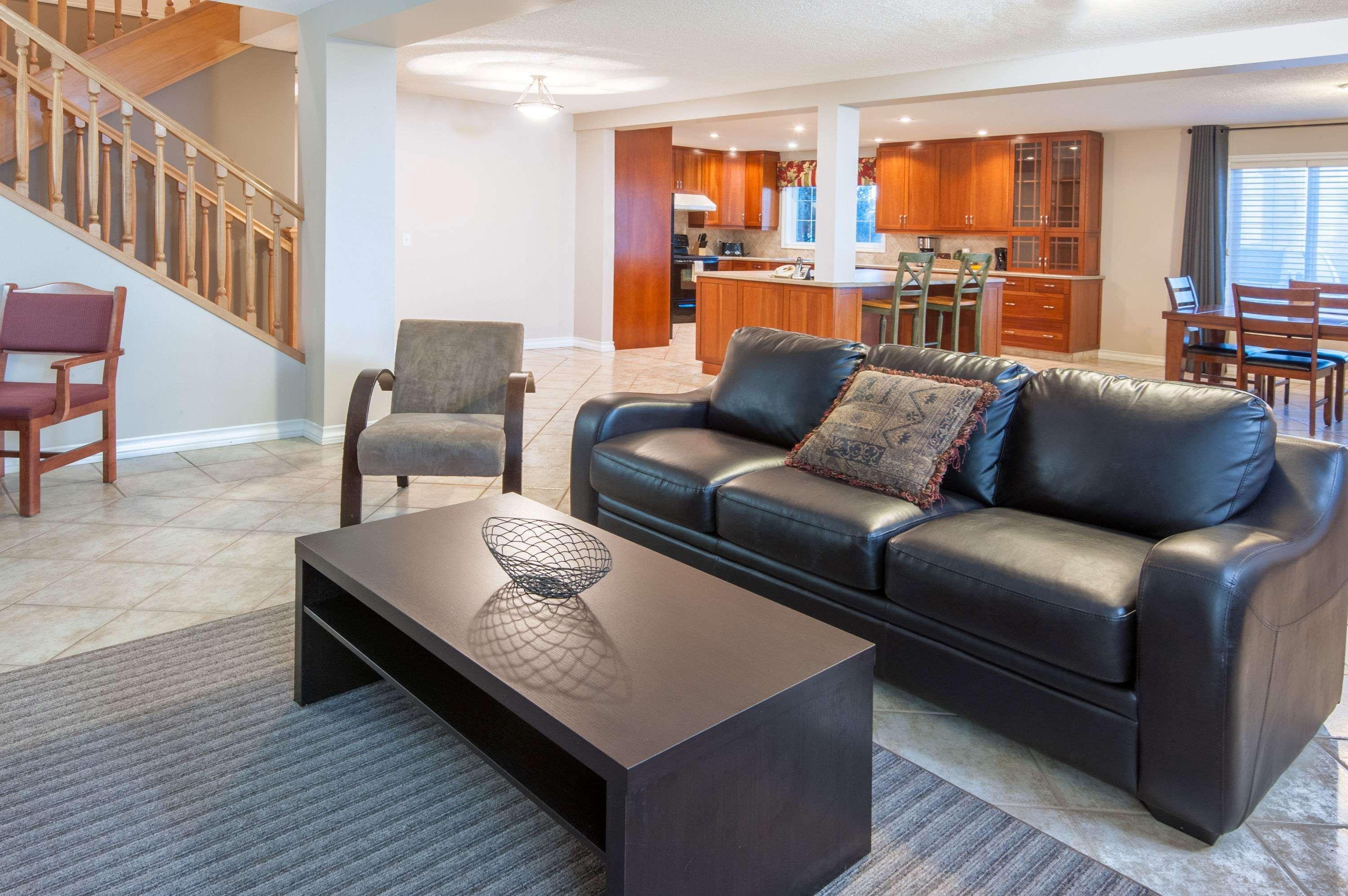 Super 8 By Wyndham Cochrane Hotel Bagian luar foto