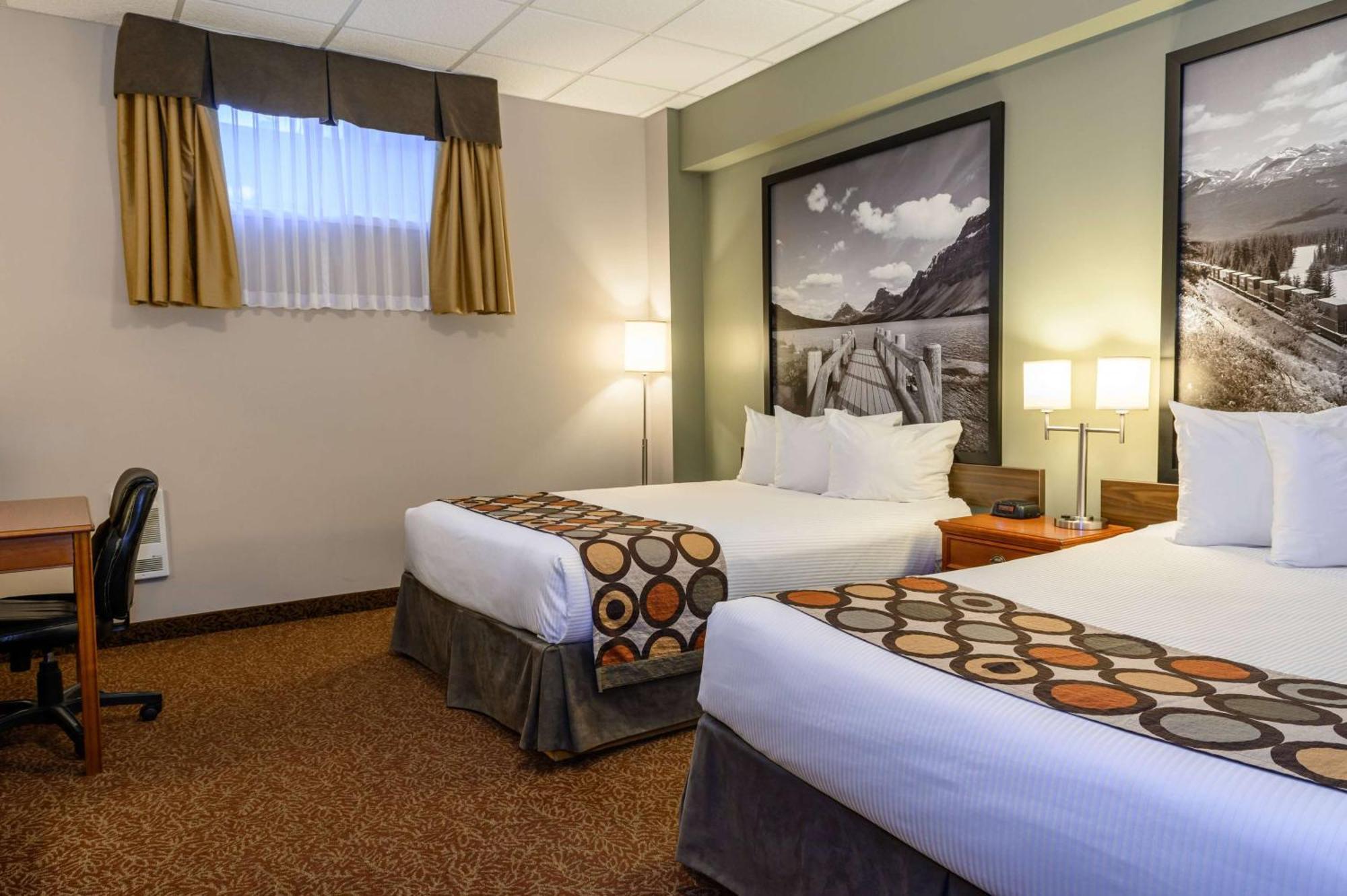 Super 8 By Wyndham Cochrane Hotel Bagian luar foto