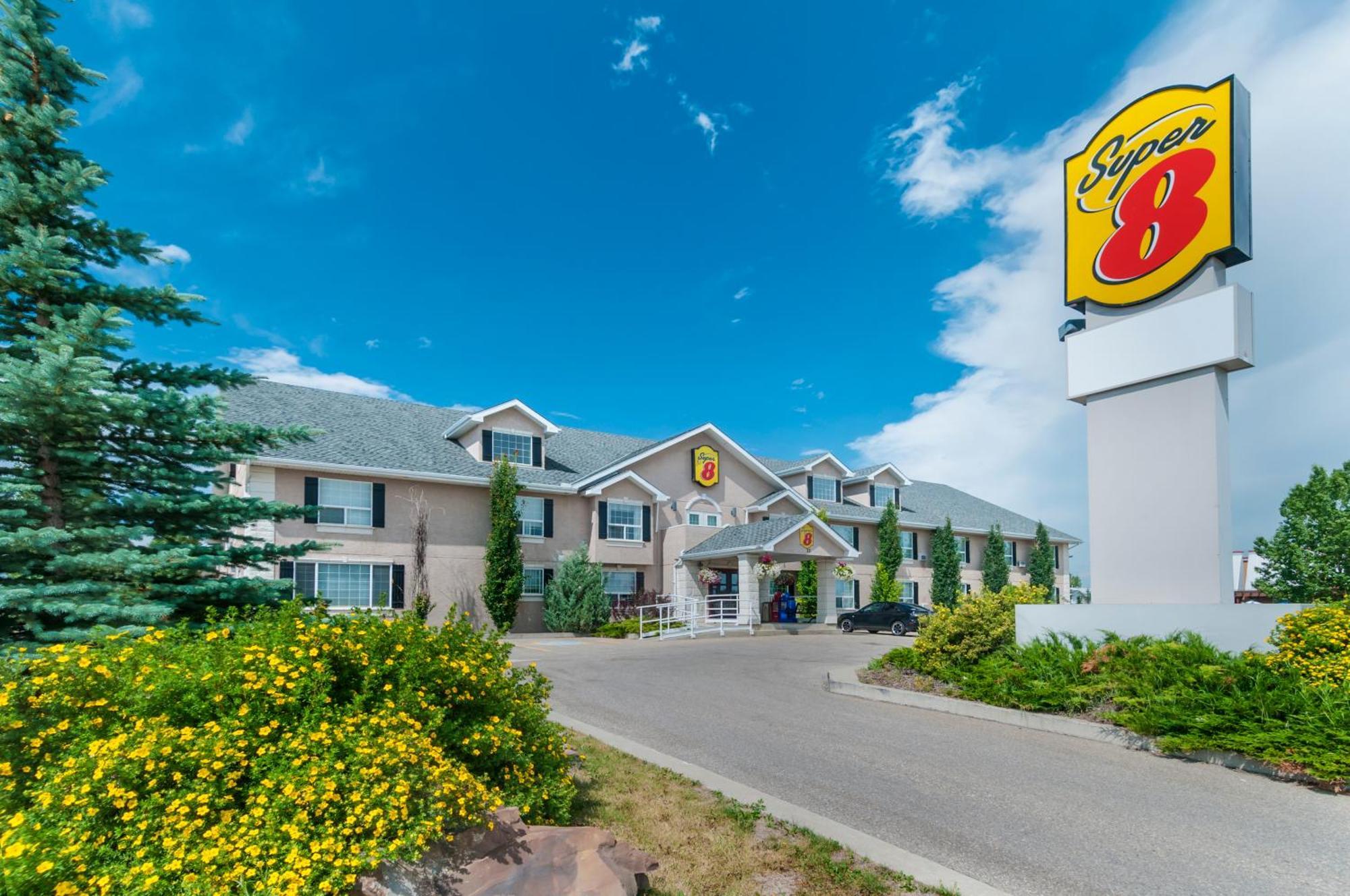Super 8 By Wyndham Cochrane Hotel Bagian luar foto