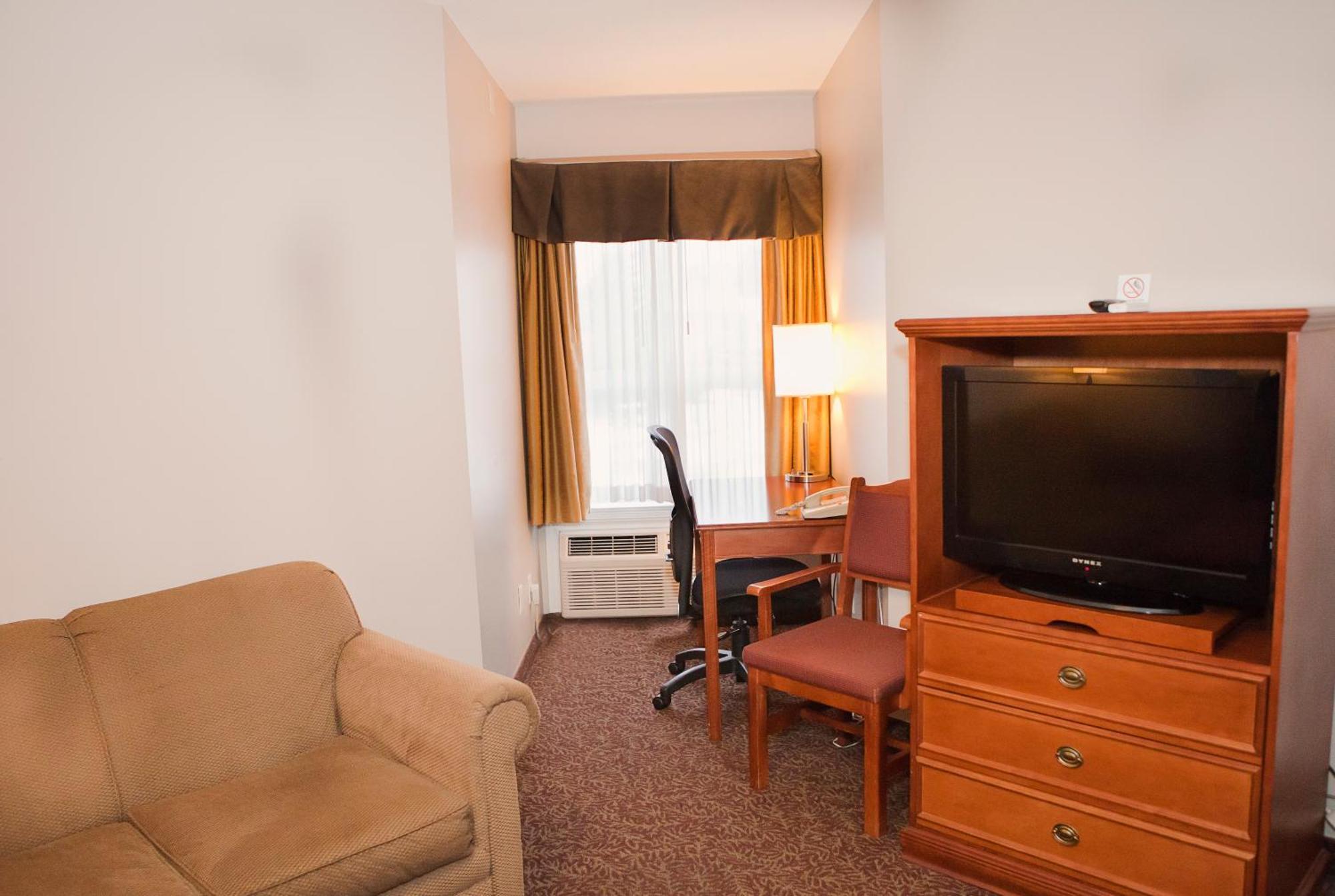 Super 8 By Wyndham Cochrane Hotel Bagian luar foto
