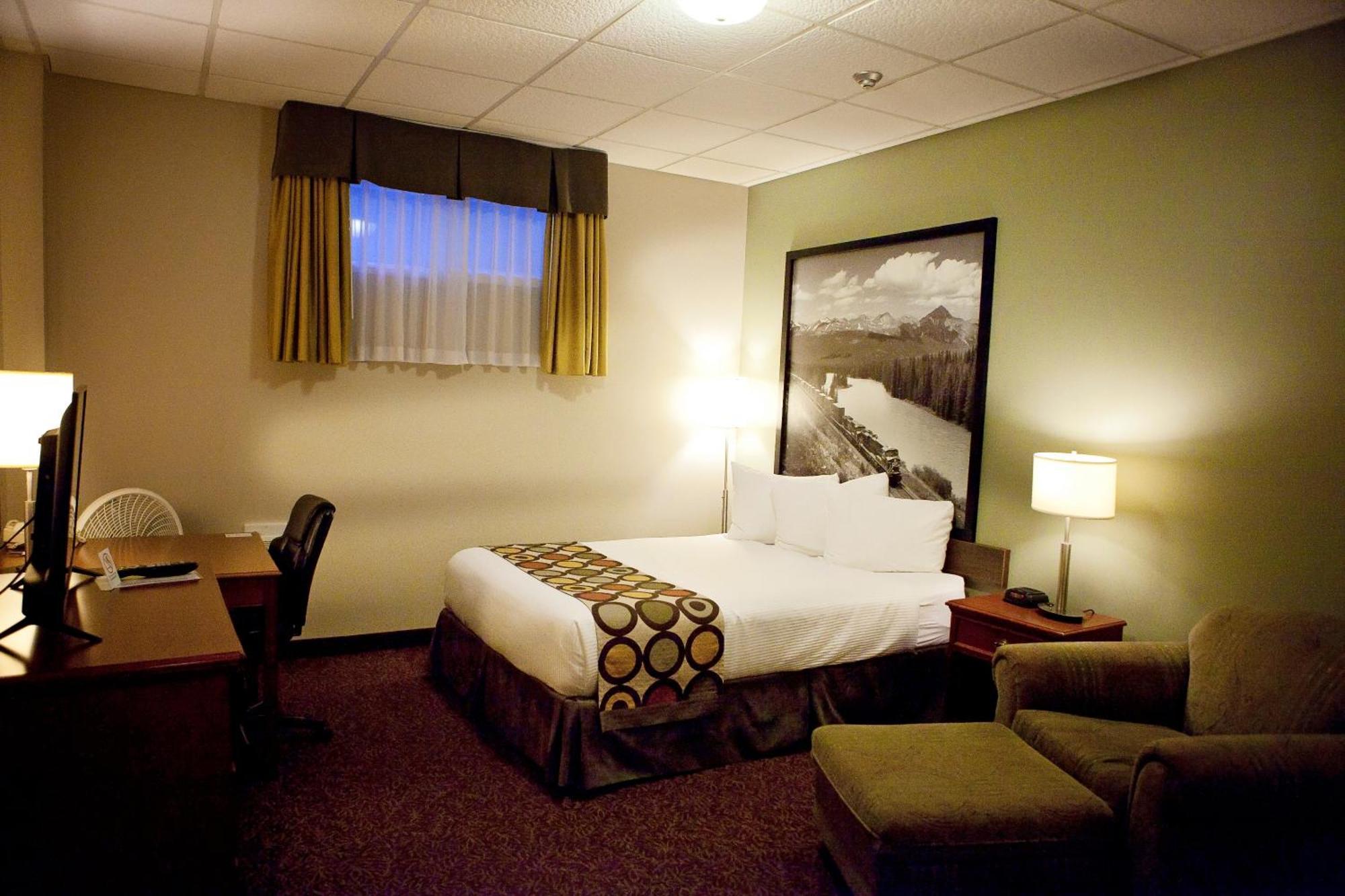Super 8 By Wyndham Cochrane Hotel Bagian luar foto