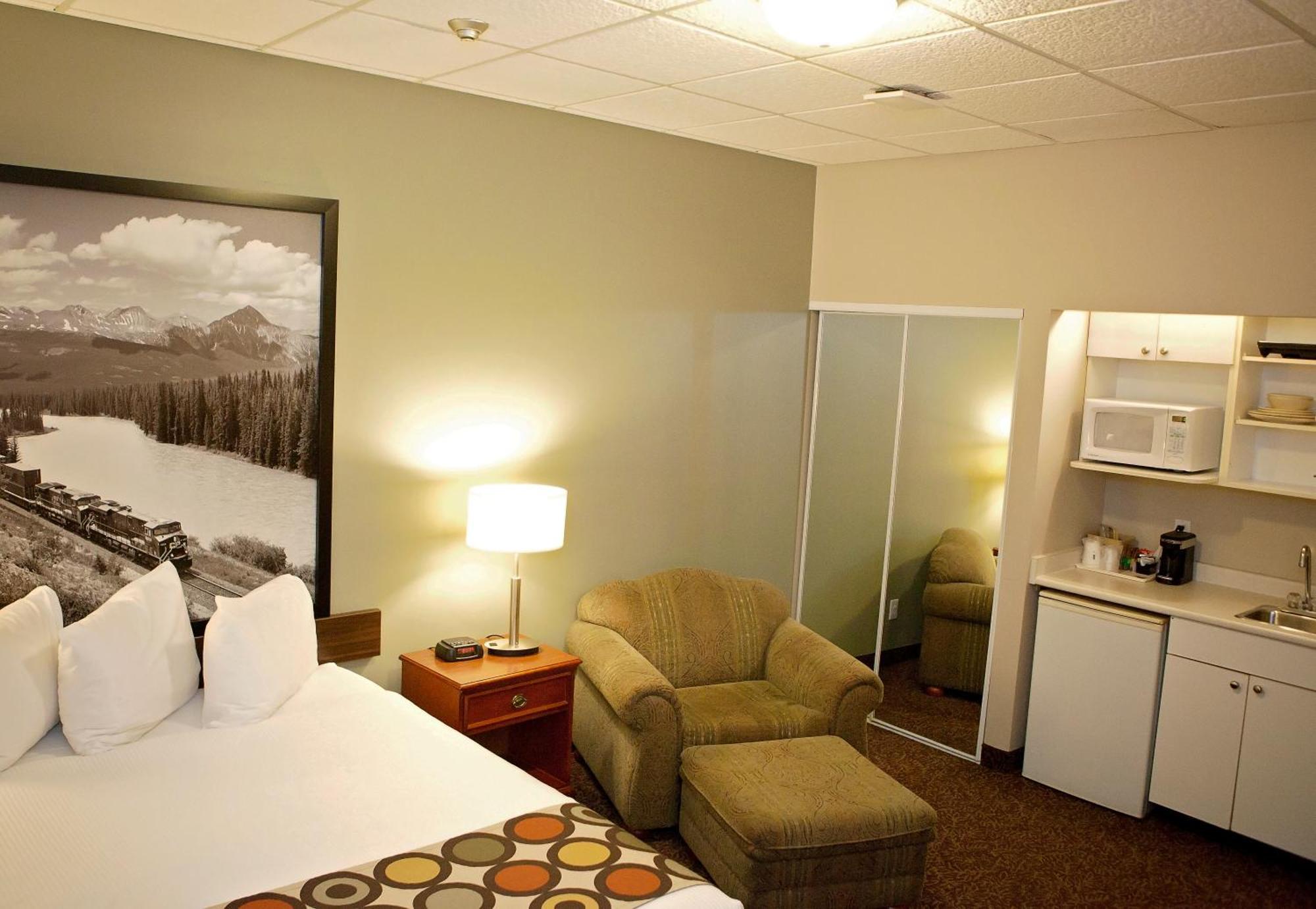 Super 8 By Wyndham Cochrane Hotel Bagian luar foto