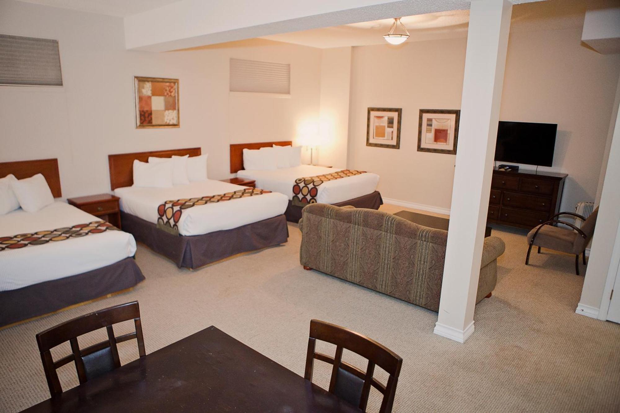 Super 8 By Wyndham Cochrane Hotel Bagian luar foto