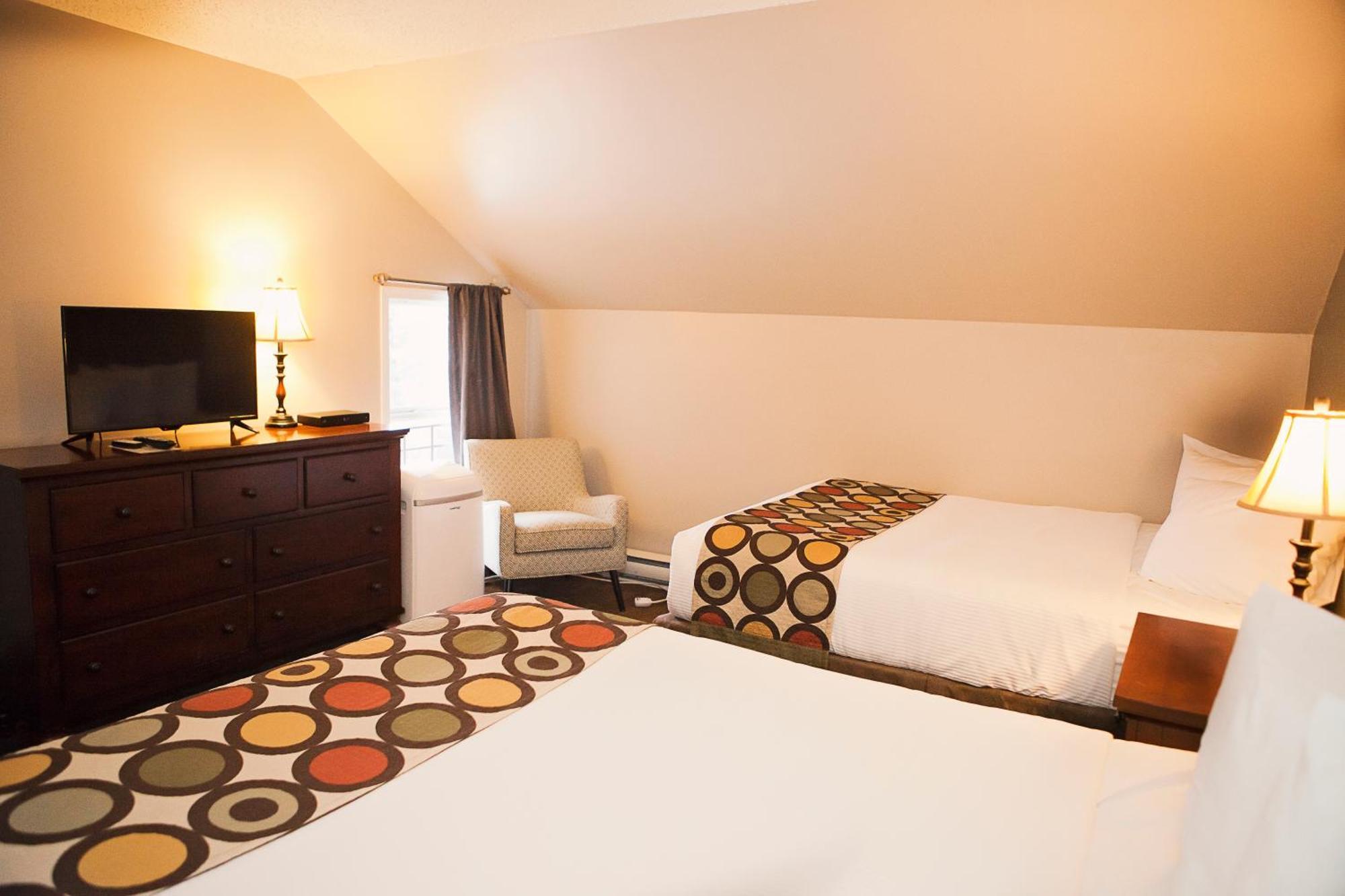 Super 8 By Wyndham Cochrane Hotel Bagian luar foto