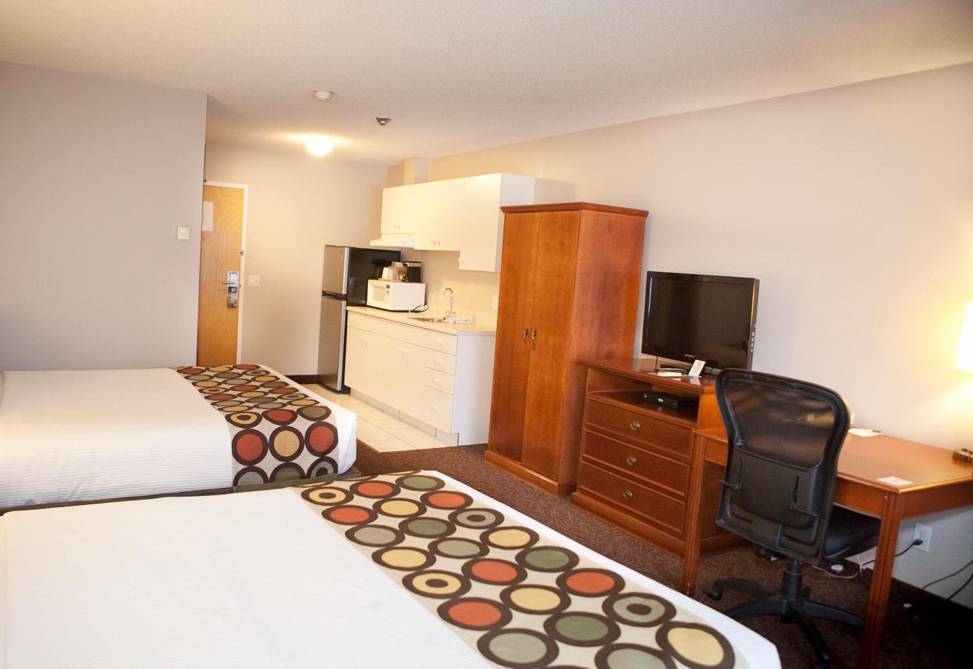 Super 8 By Wyndham Cochrane Hotel Bagian luar foto