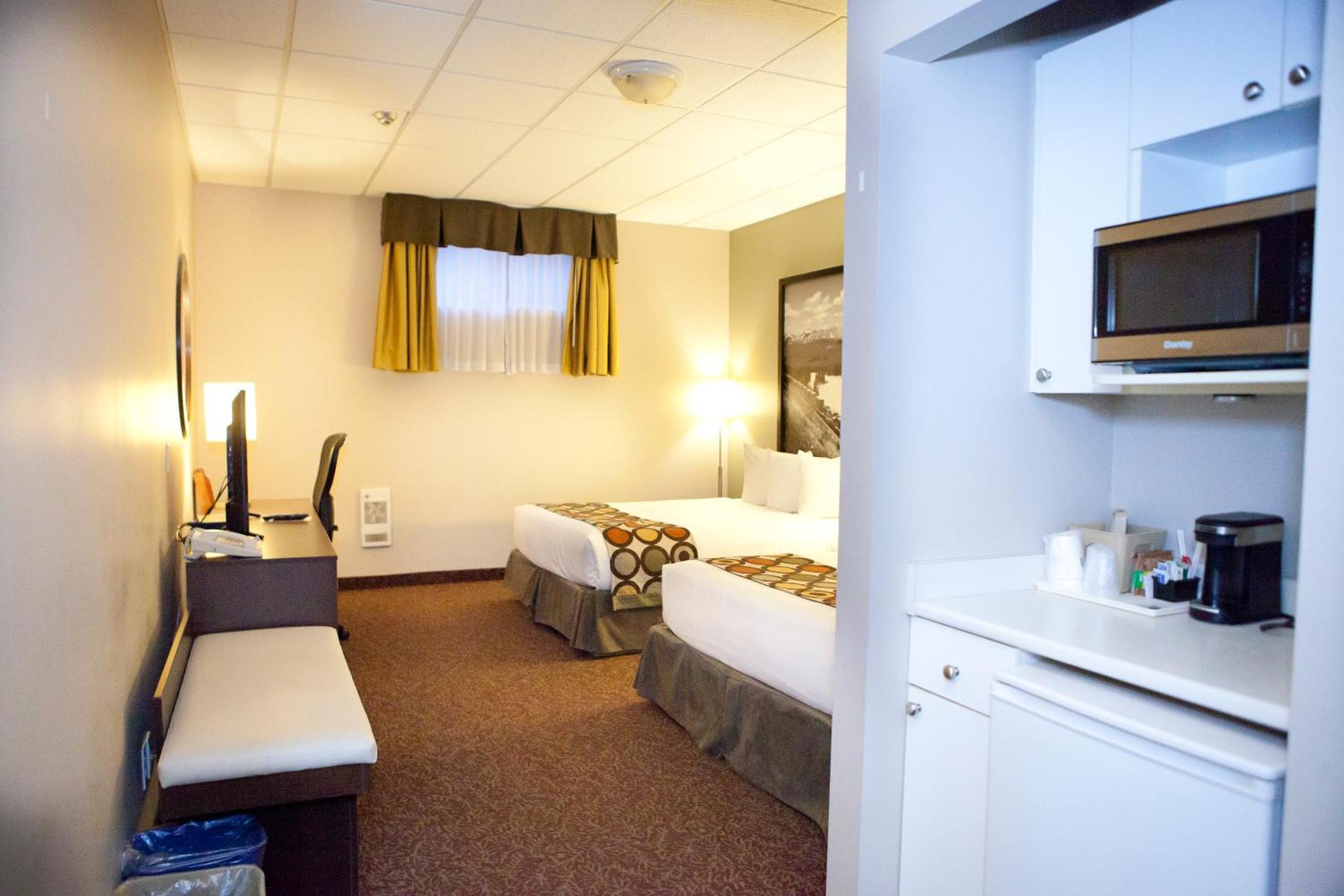 Super 8 By Wyndham Cochrane Hotel Bagian luar foto