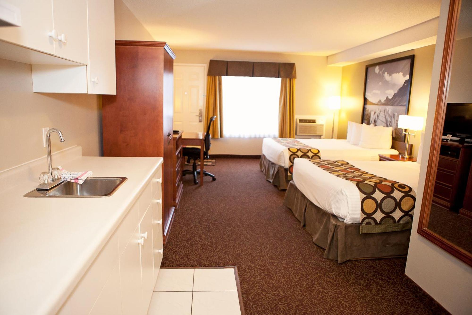 Super 8 By Wyndham Cochrane Hotel Bagian luar foto