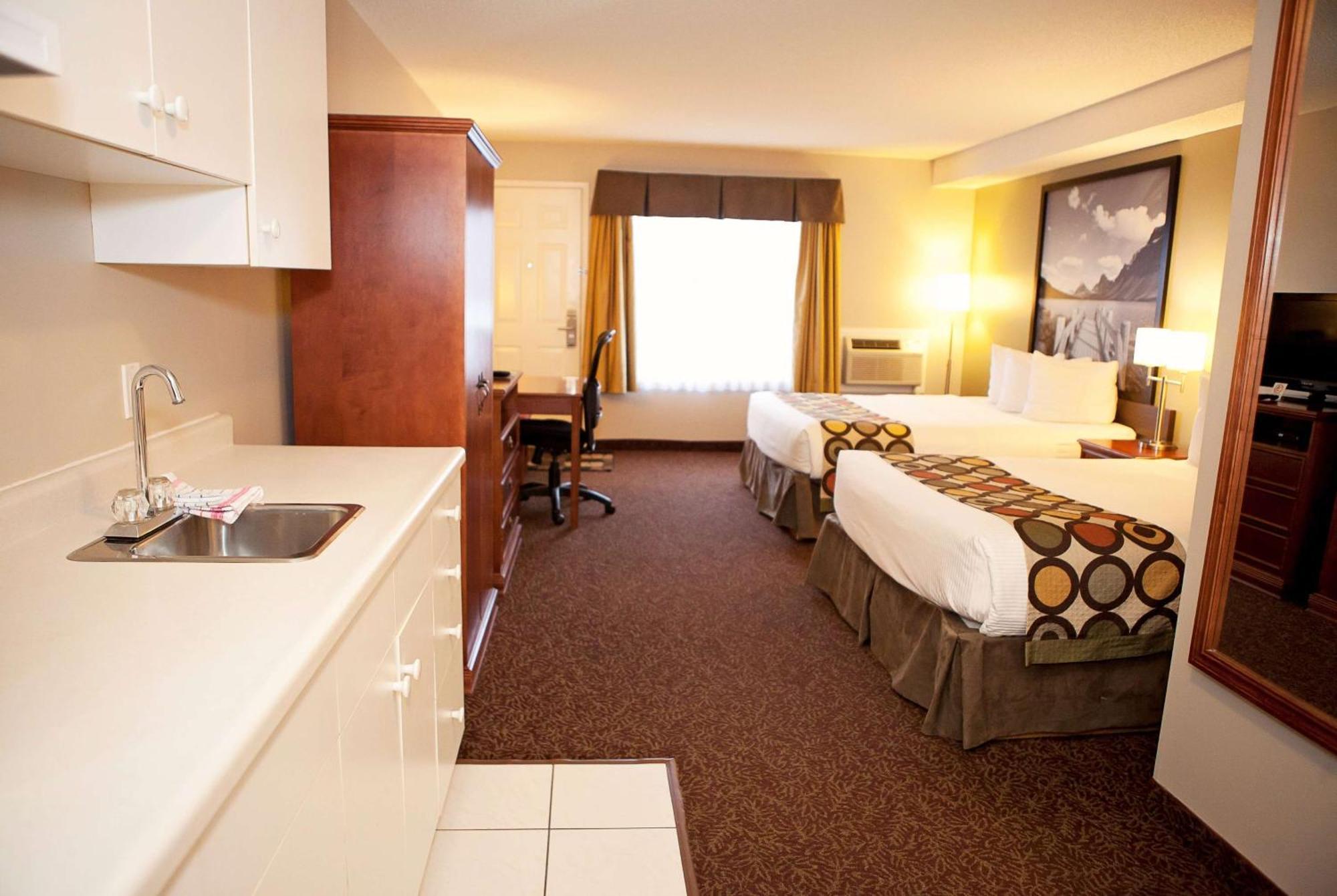 Super 8 By Wyndham Cochrane Hotel Bagian luar foto