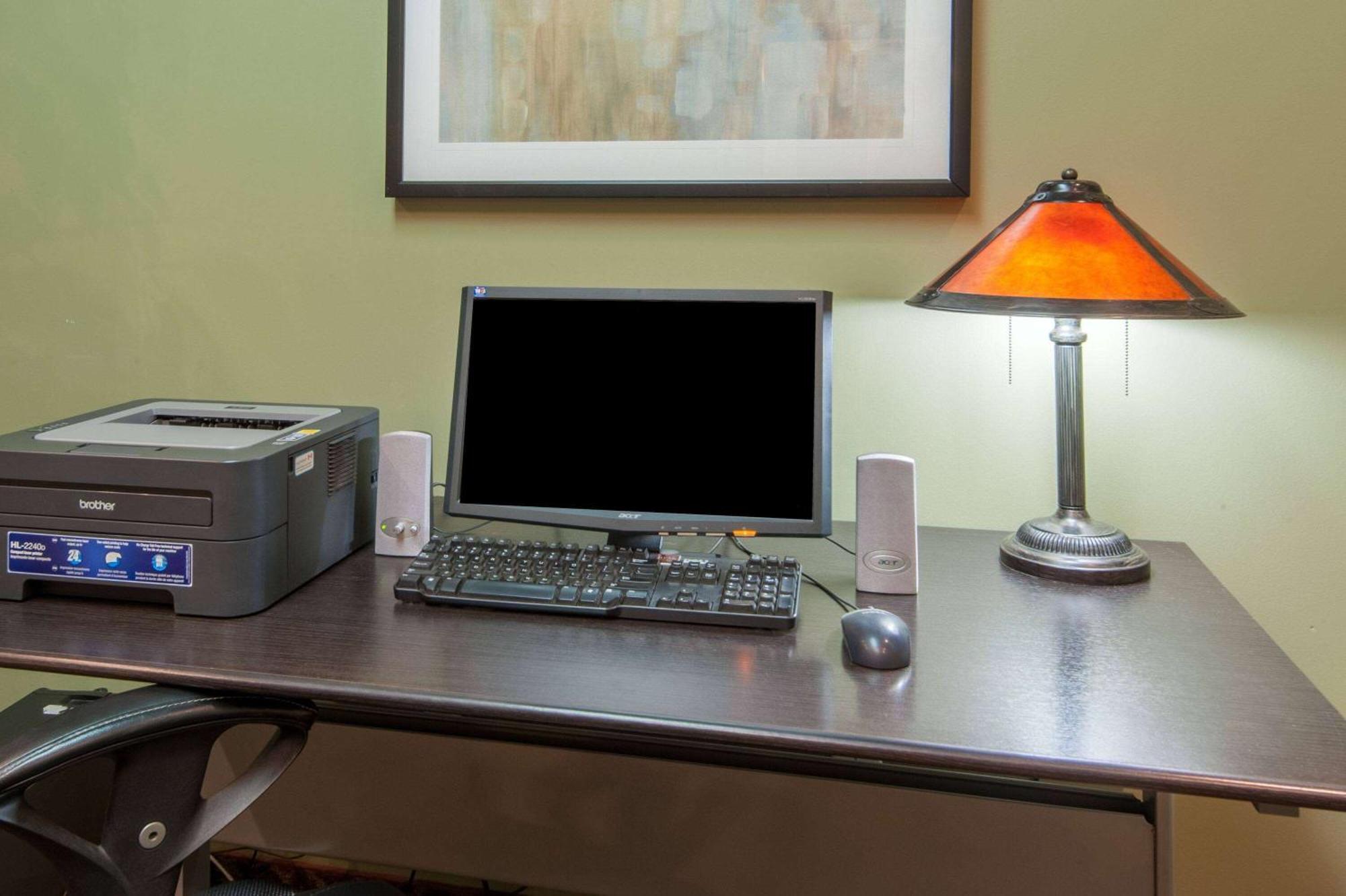 Super 8 By Wyndham Cochrane Hotel Bagian luar foto