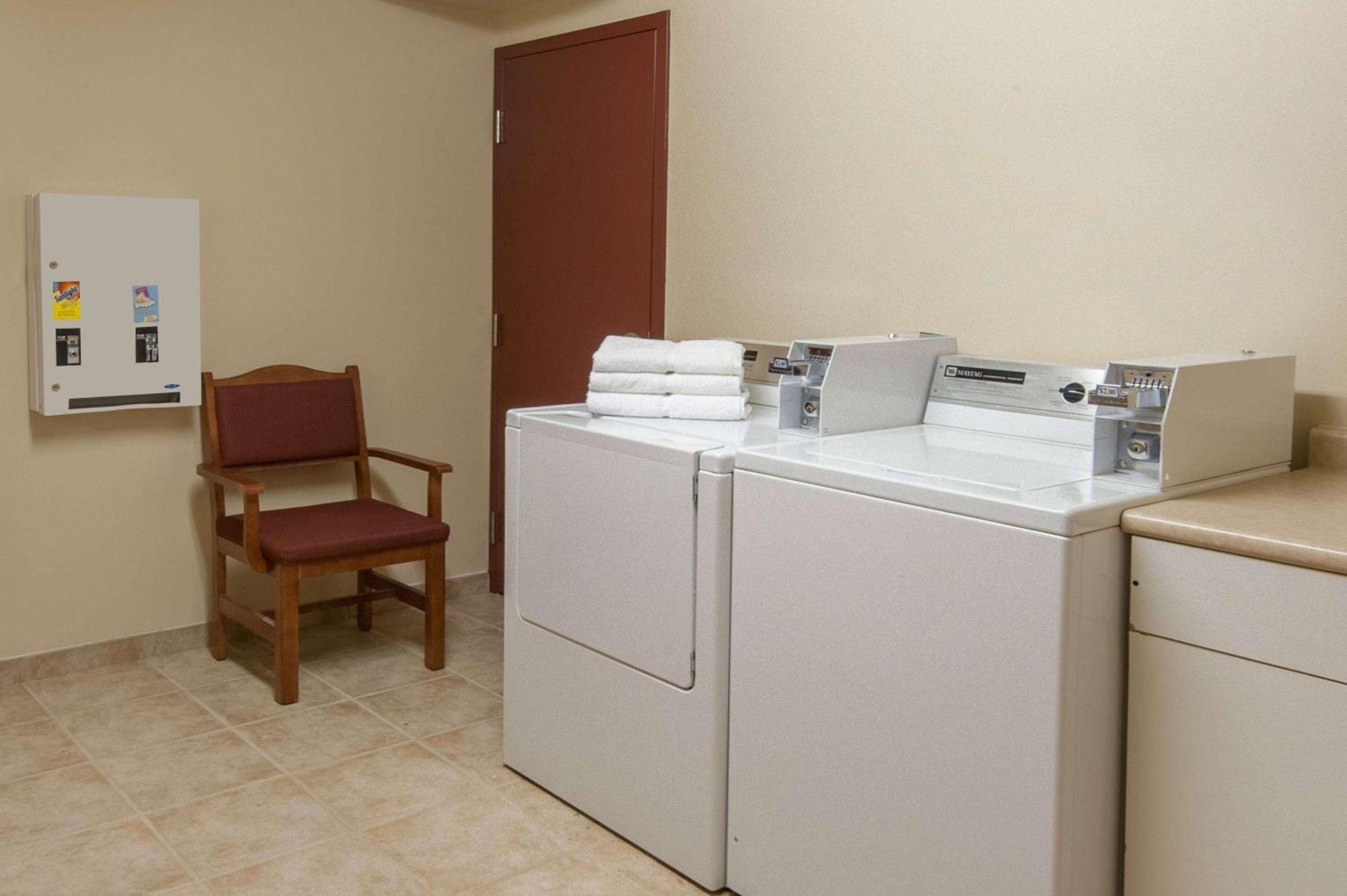 Super 8 By Wyndham Cochrane Hotel Bagian luar foto