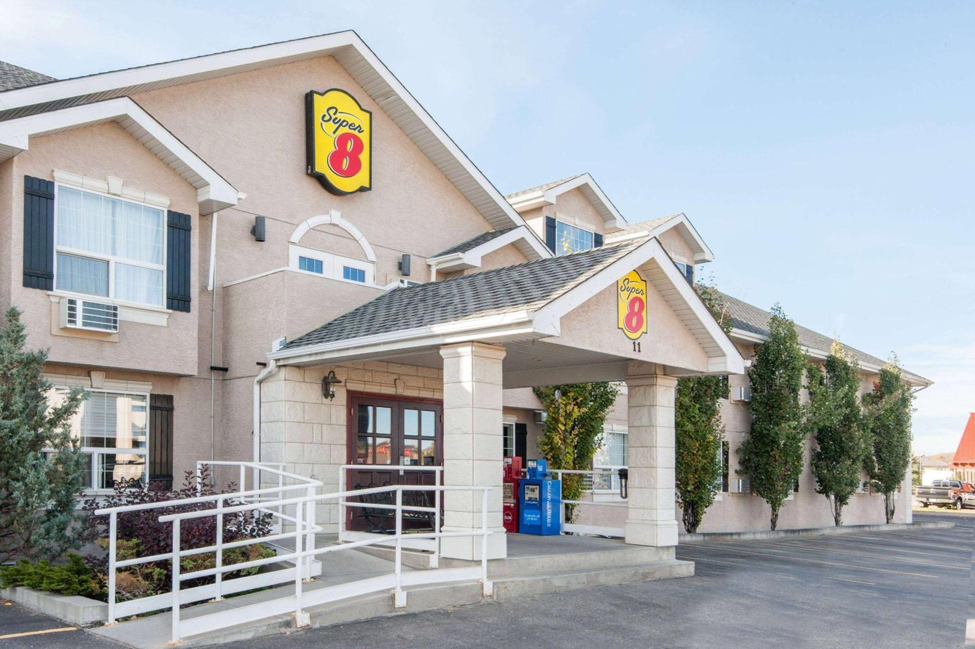 Super 8 By Wyndham Cochrane Hotel Bagian luar foto