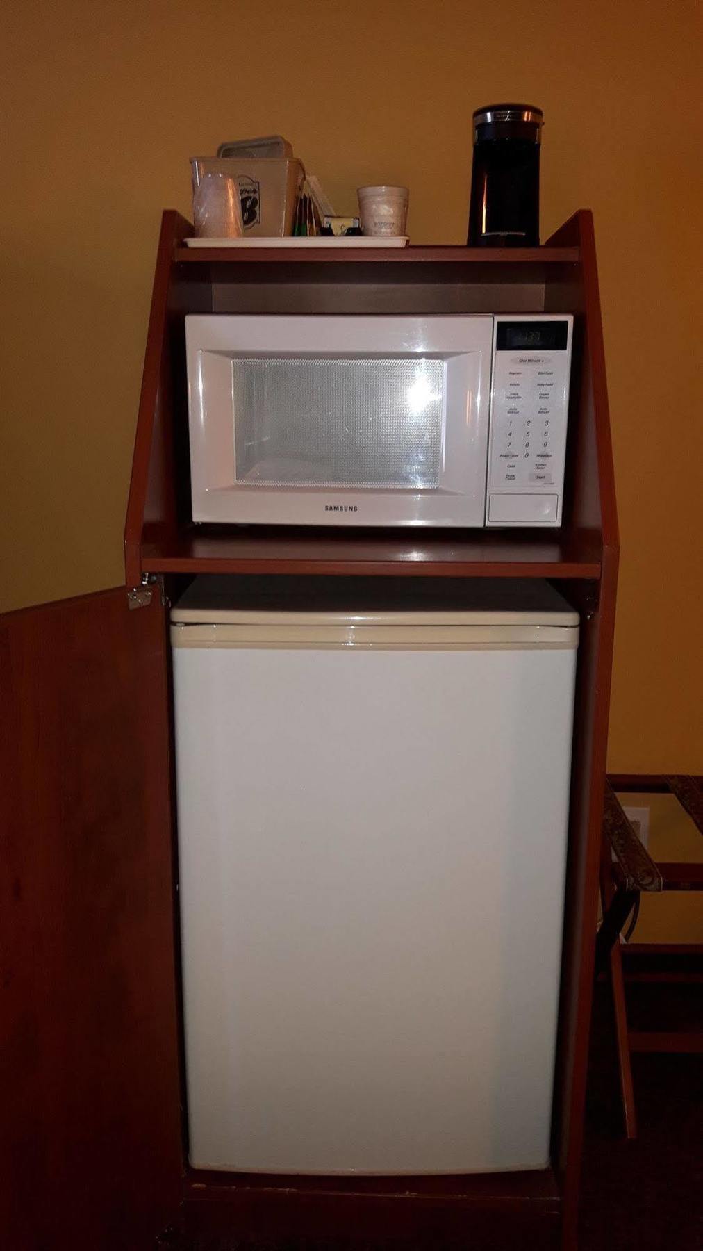 Super 8 By Wyndham Cochrane Hotel Bagian luar foto
