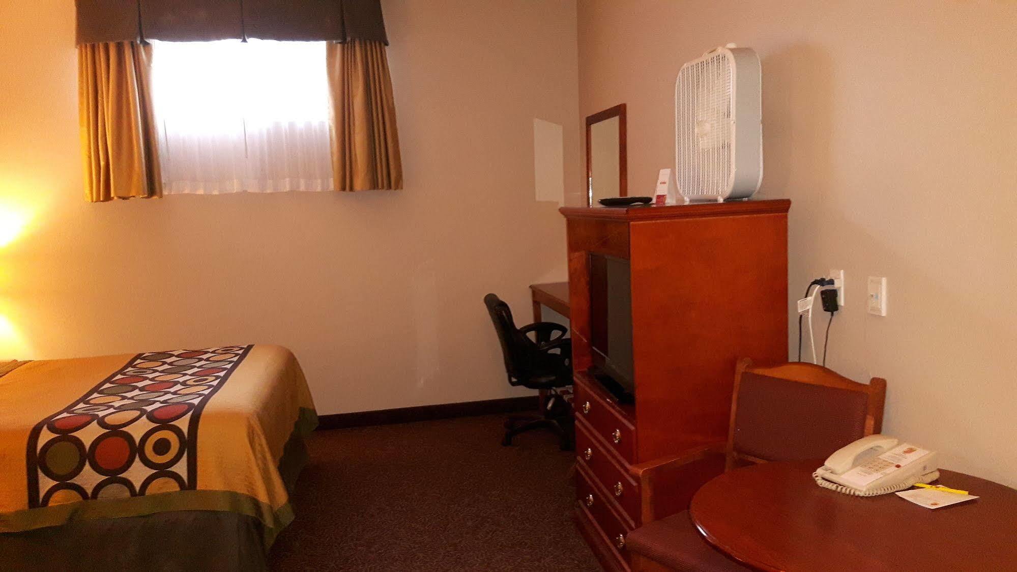 Super 8 By Wyndham Cochrane Hotel Bagian luar foto