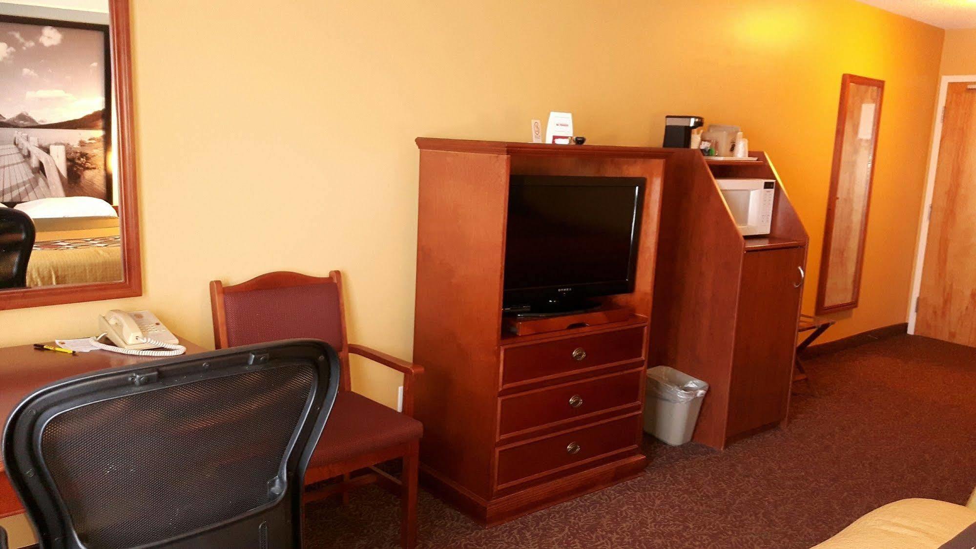Super 8 By Wyndham Cochrane Hotel Bagian luar foto
