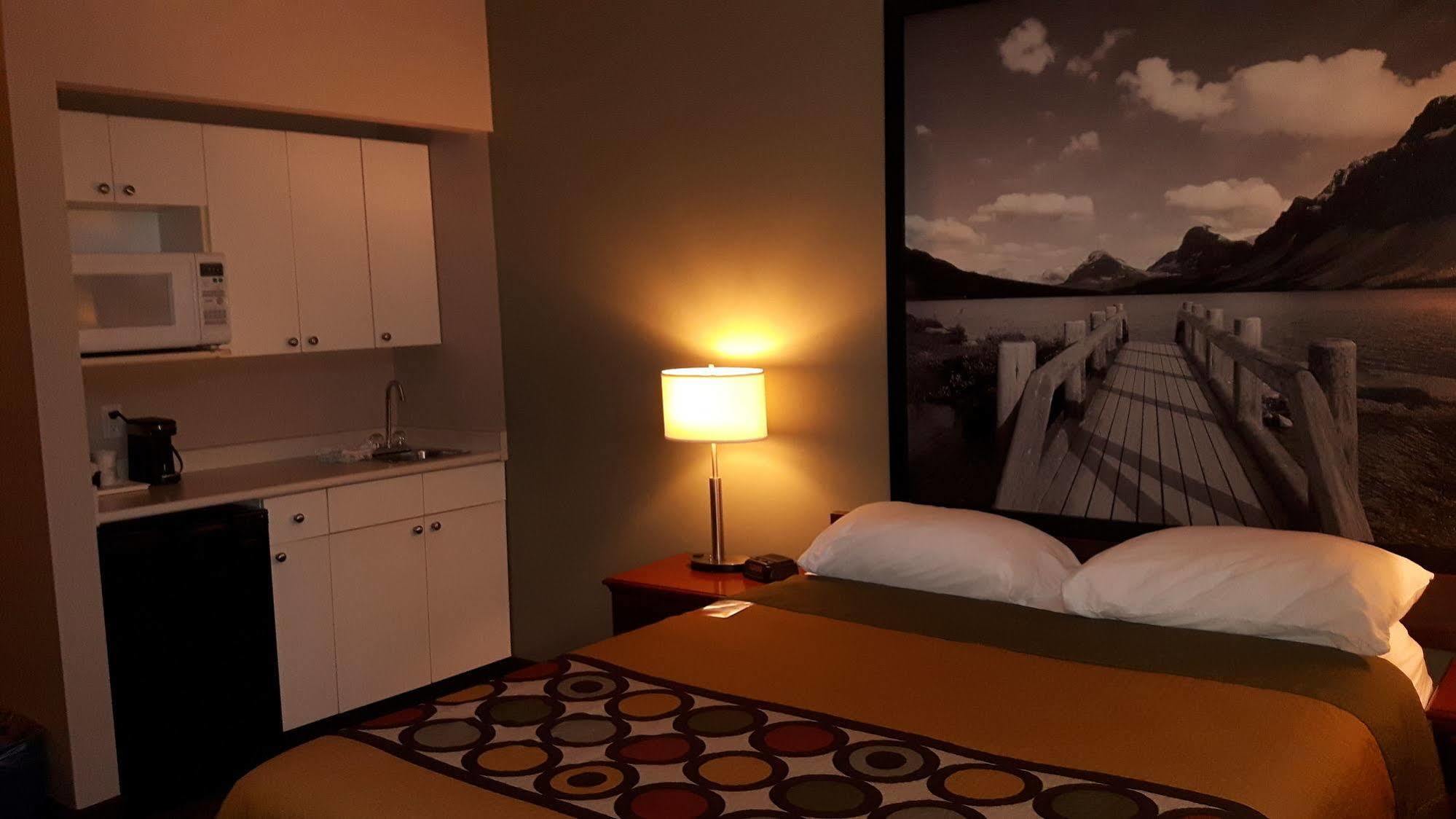 Super 8 By Wyndham Cochrane Hotel Bagian luar foto