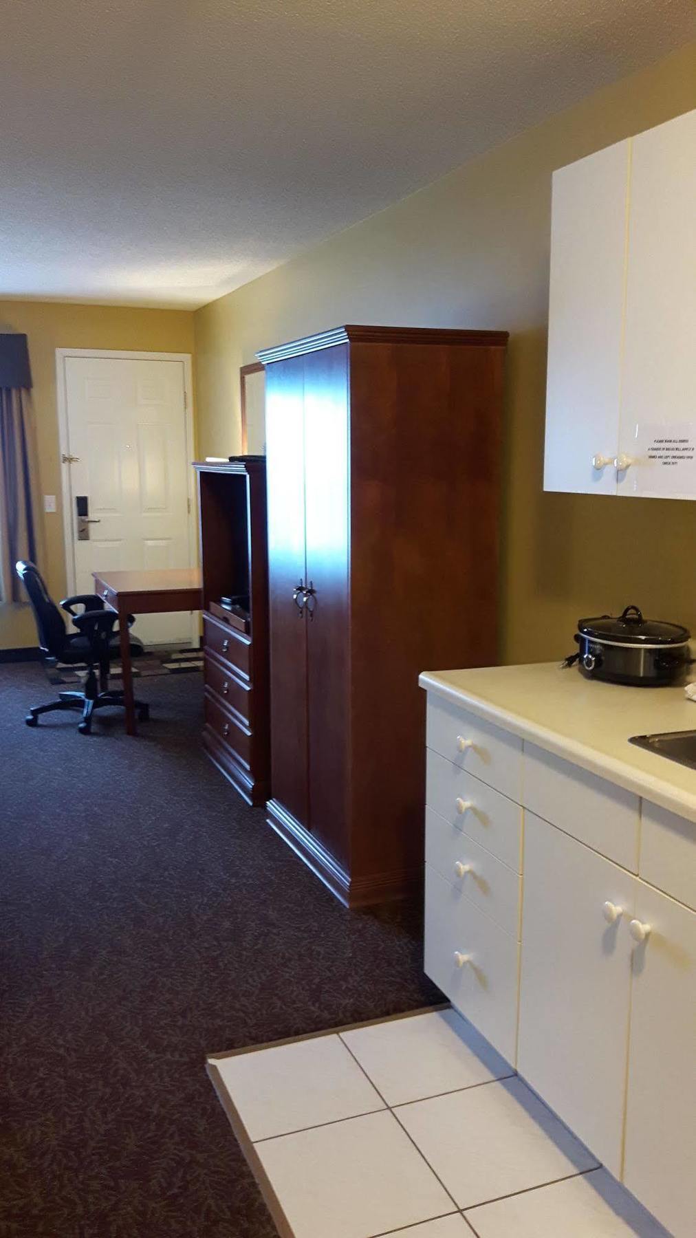 Super 8 By Wyndham Cochrane Hotel Bagian luar foto