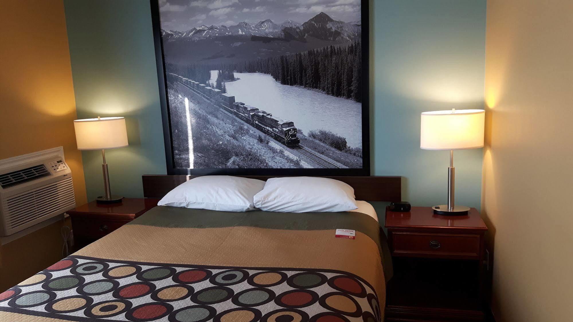Super 8 By Wyndham Cochrane Hotel Bagian luar foto