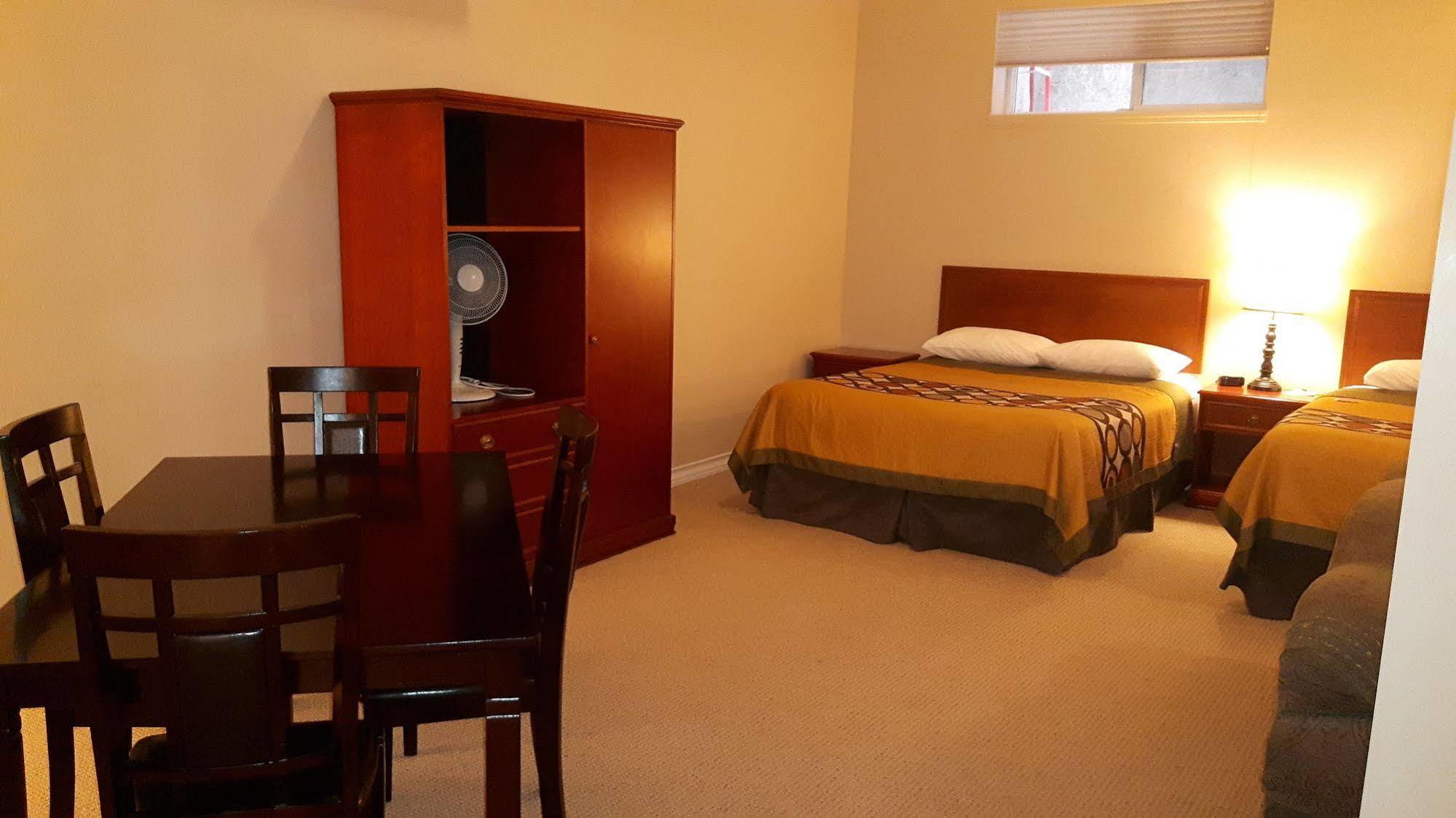 Super 8 By Wyndham Cochrane Hotel Bagian luar foto
