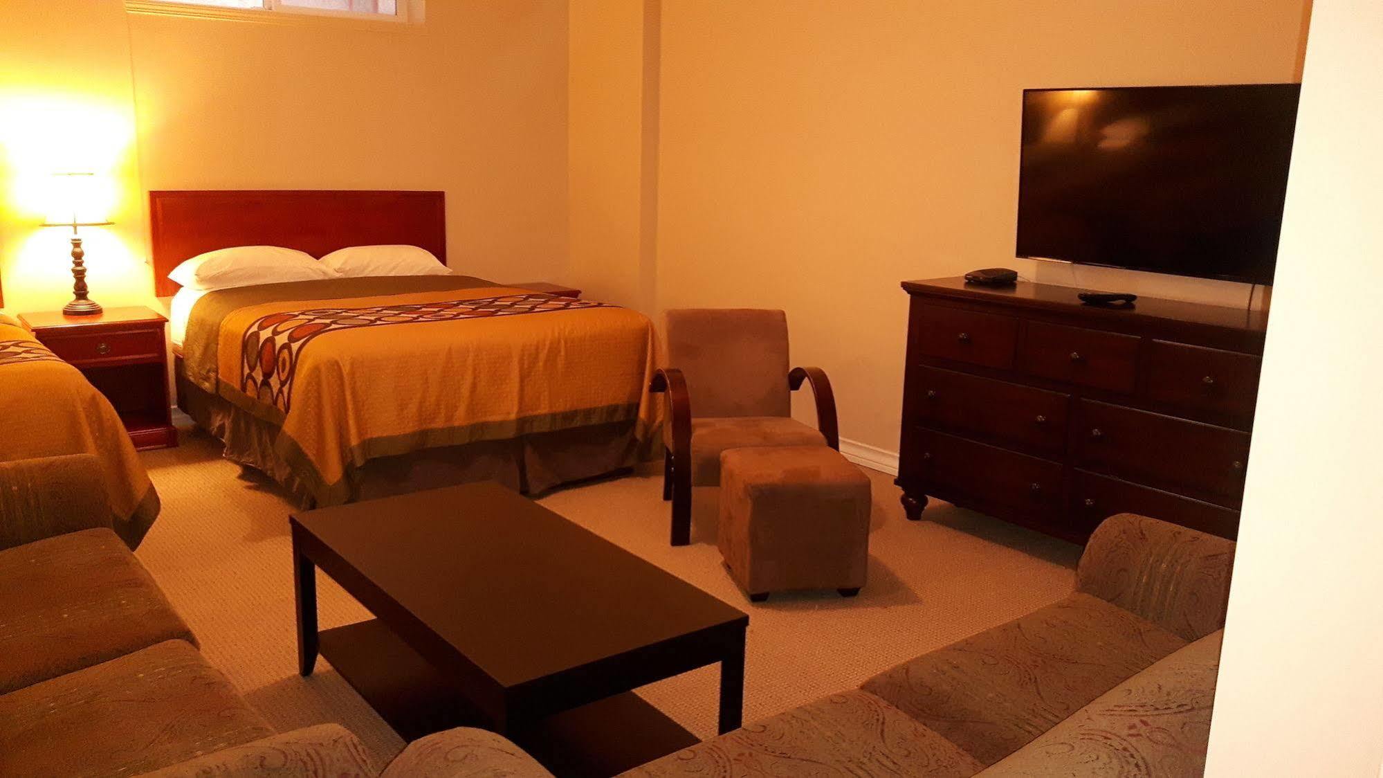 Super 8 By Wyndham Cochrane Hotel Bagian luar foto