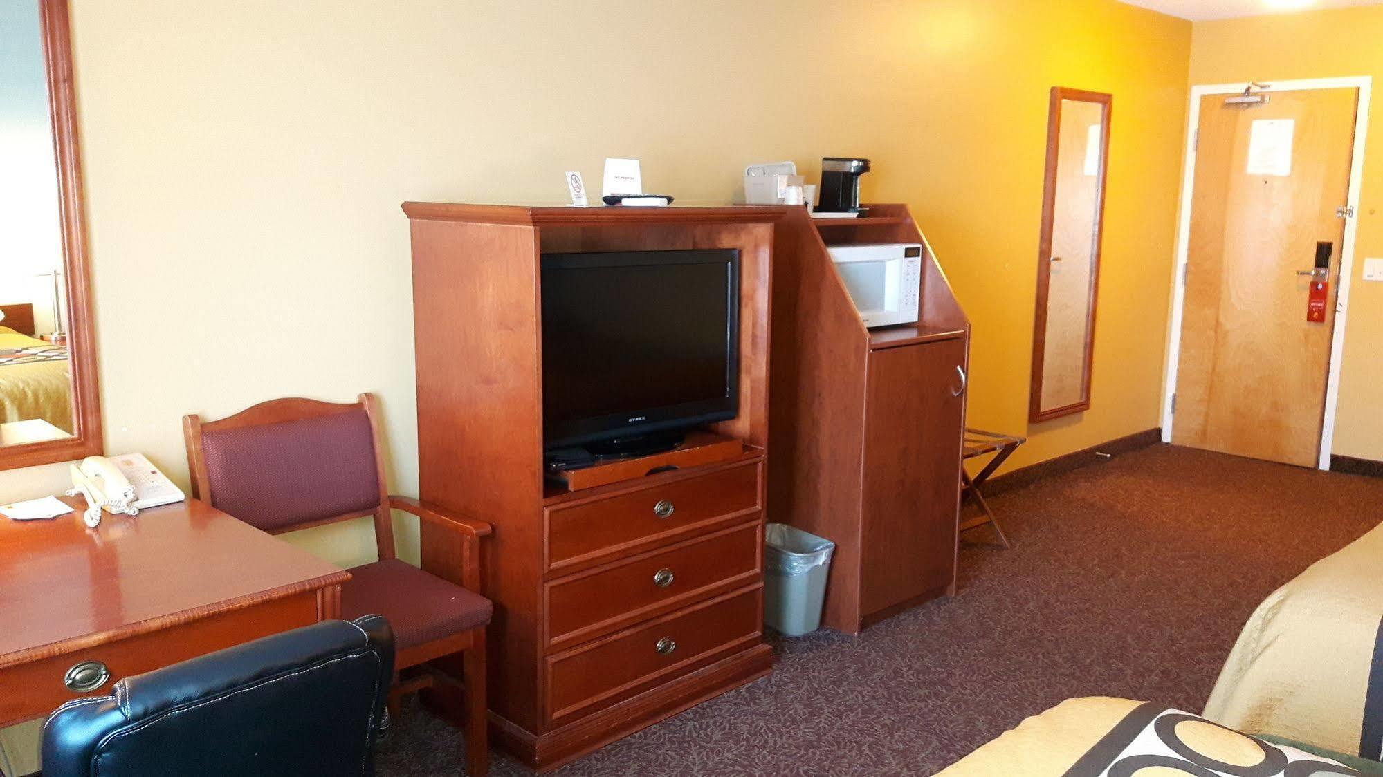 Super 8 By Wyndham Cochrane Hotel Bagian luar foto
