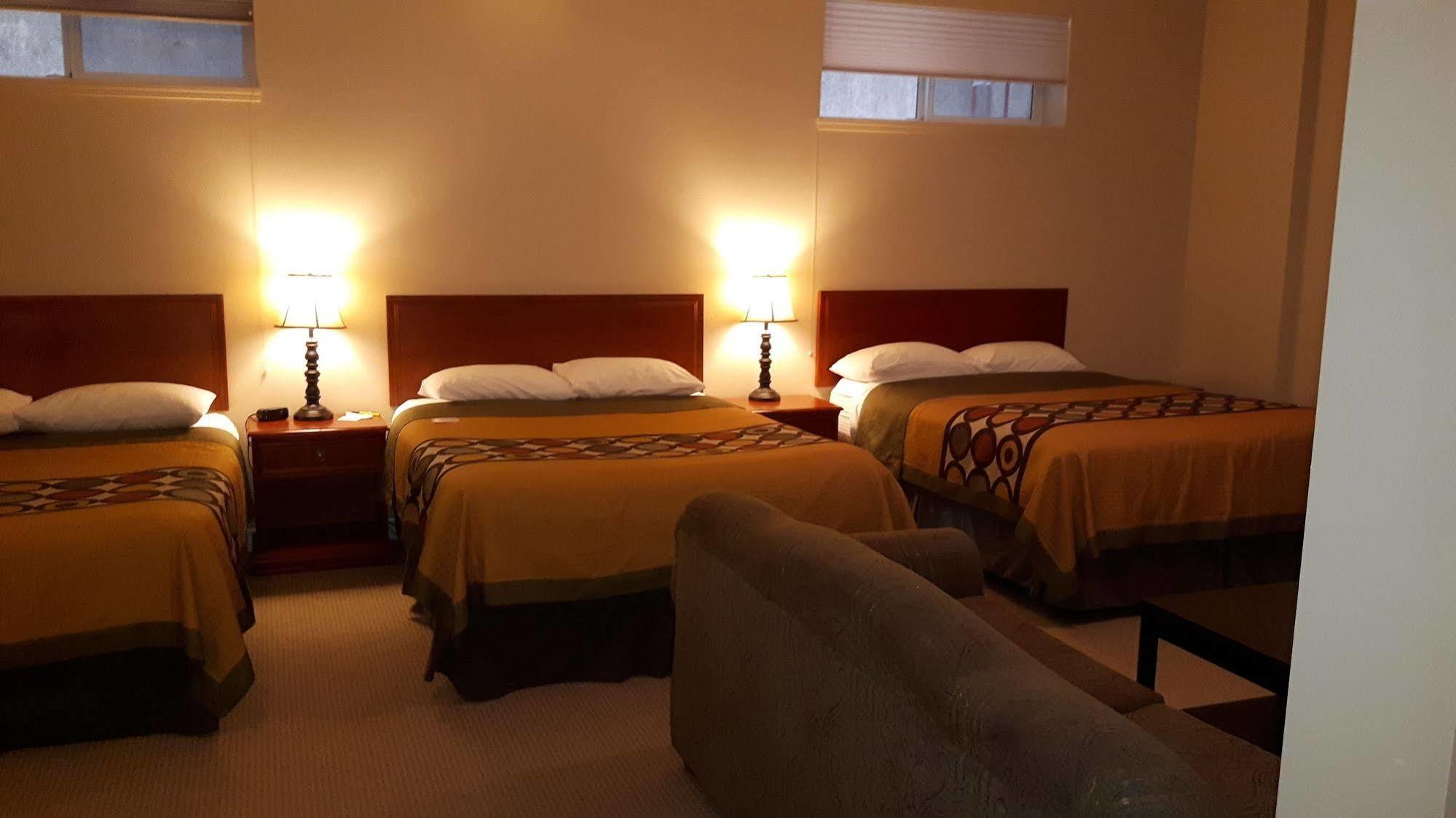 Super 8 By Wyndham Cochrane Hotel Bagian luar foto